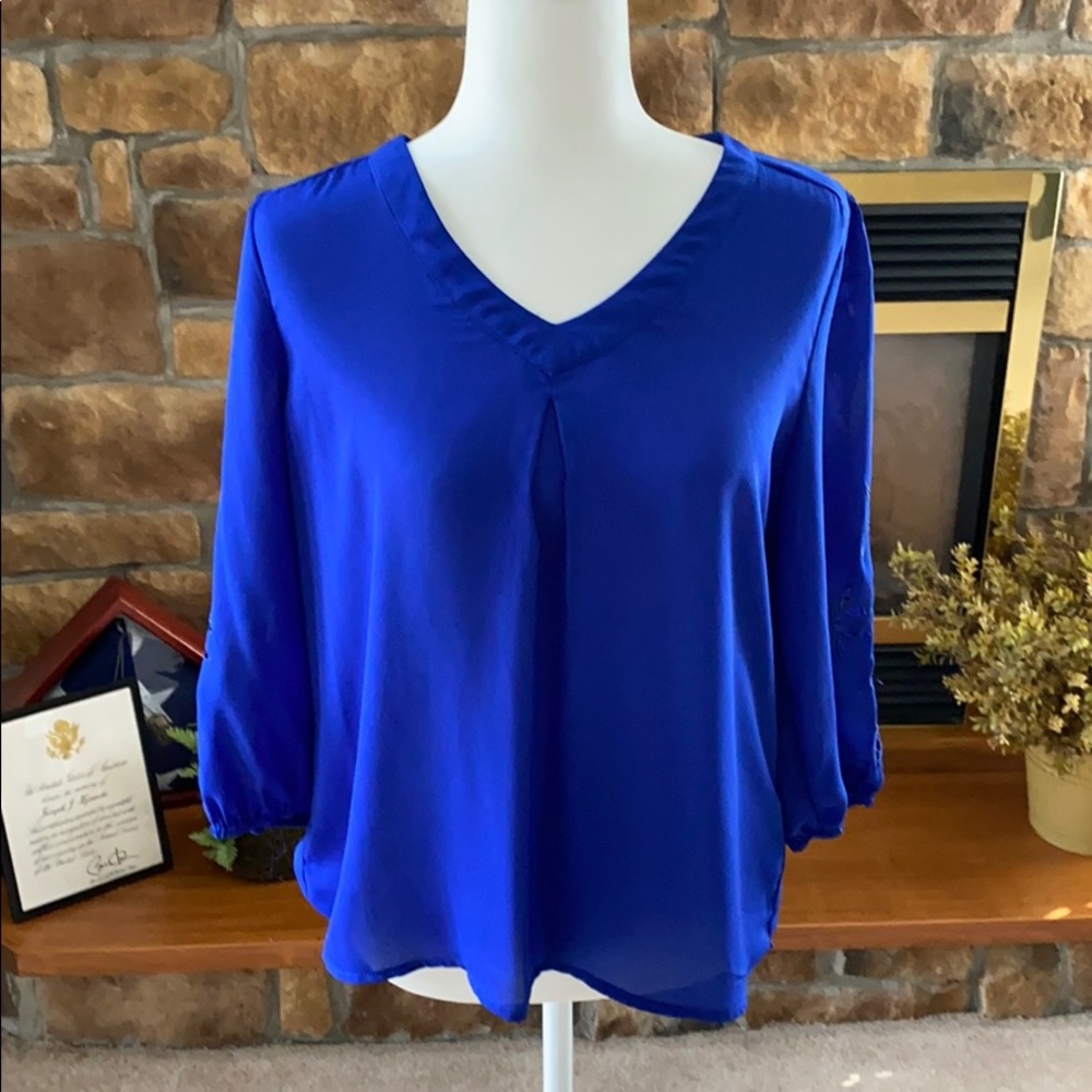 Blouse w cutout design on sleeve